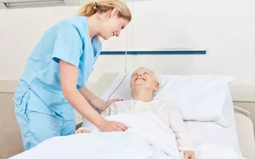 Bientraitance : améliorer les pratiques soignantes